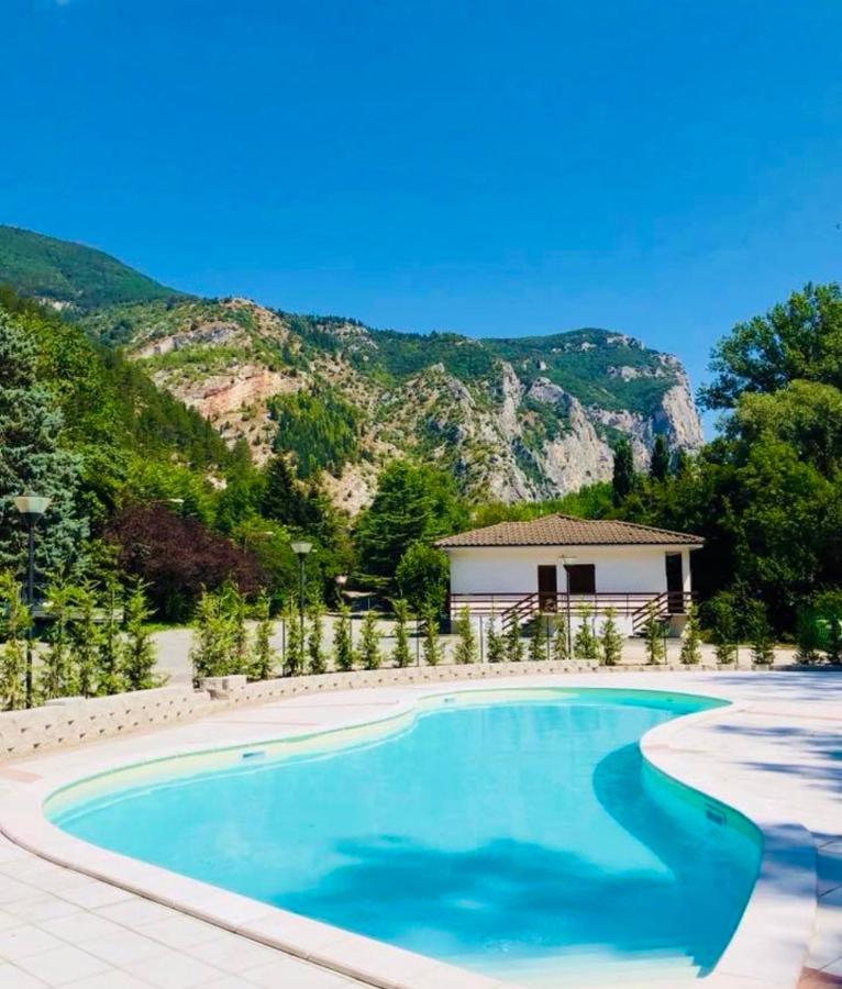 Albergo La Ginestra Acqualagna Exterior foto