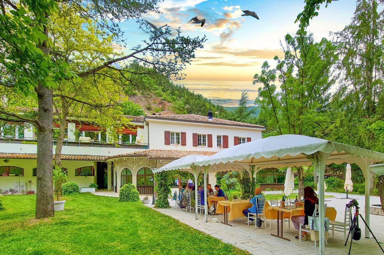 Albergo La Ginestra Acqualagna Exterior foto