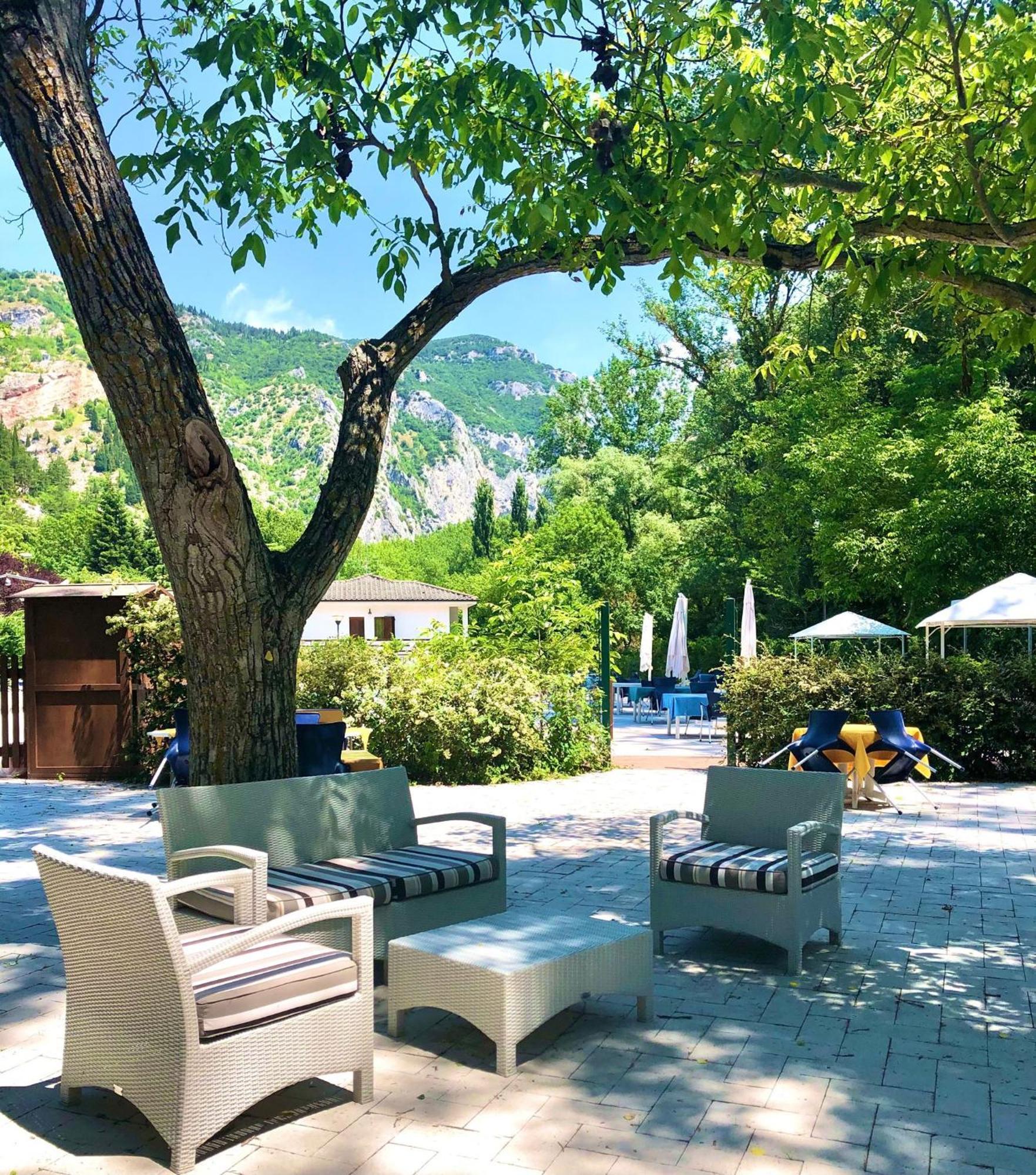 Albergo La Ginestra Acqualagna Exterior foto