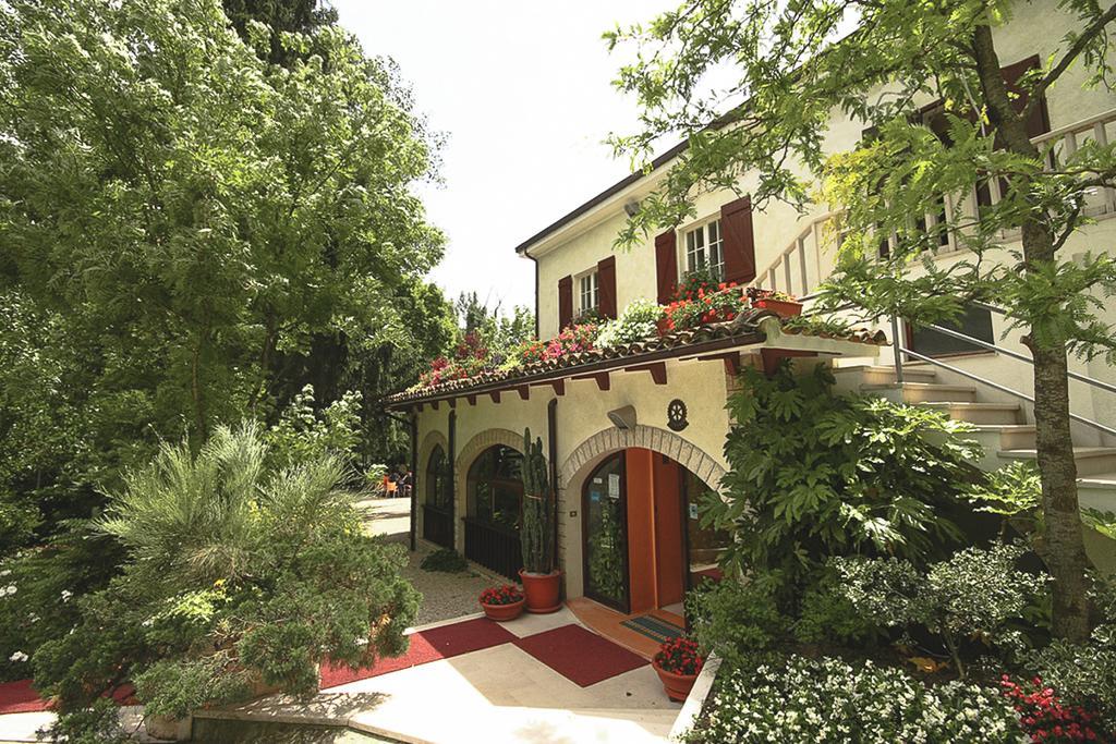 Albergo La Ginestra Acqualagna Exterior foto